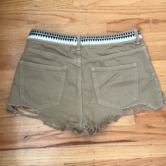 Erin Wasson khaki shorts - Picture 2 of 5